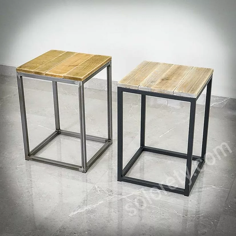 Tavolino Cubic in metallo con piano in legno di design e struttura..